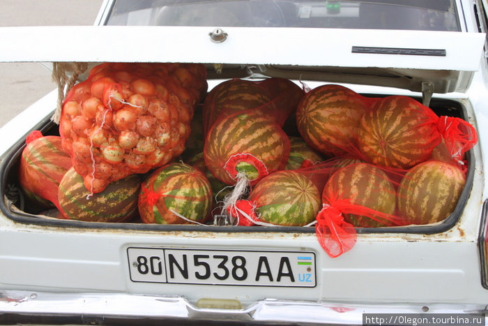 В России из магазина выносят сумку, а в Узбекистане с базара уезжают вот так! В этой чудесной стране не принять покупать фрукты по двести, триста грамм, там покупают не меньше чем по два килограмма... Ташкент, Узбекистан