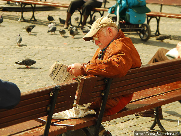 Пенсионер читает Речь Посполитая. Варшава, Польша