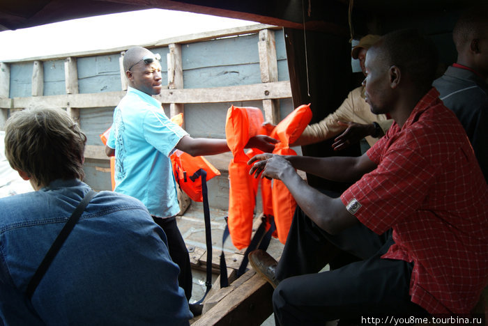 раздача спасжилетов Энтеббе, Уганда