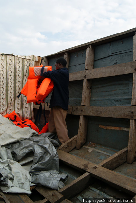 красные спасательные жилеты — удобное сиденье, кладется на дно лодки Энтеббе, Уганда
