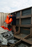 красные спасательные жилеты — удобное сиденье, кладется на дно лодки
