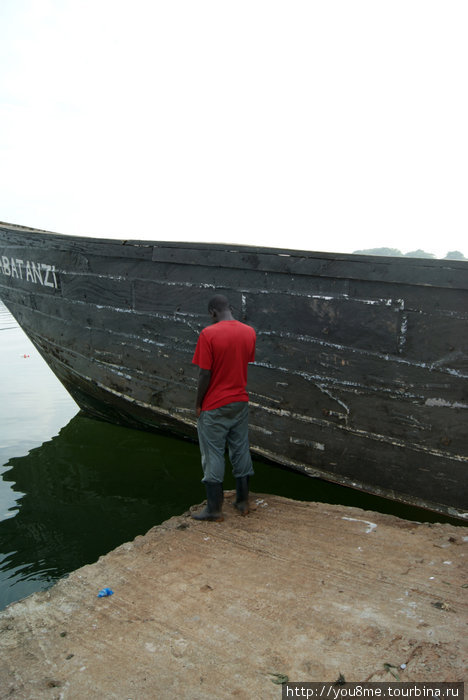 в ожидании отправки лодки Энтеббе, Уганда