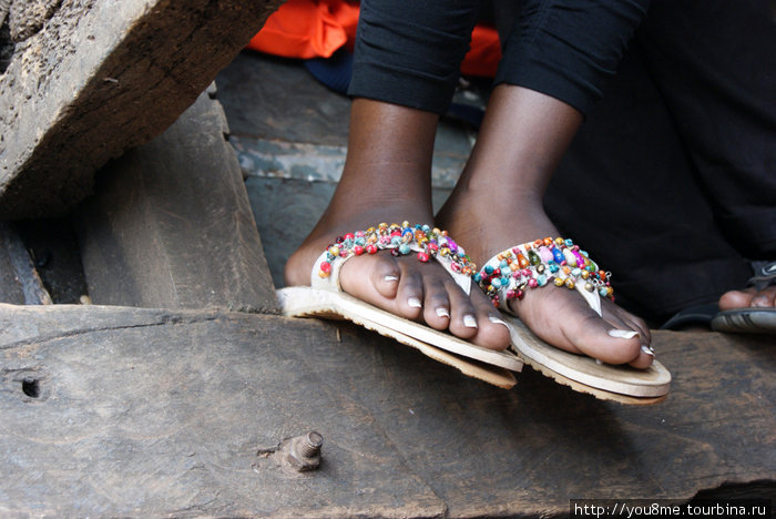 ножки в босоножках Энтеббе, Уганда