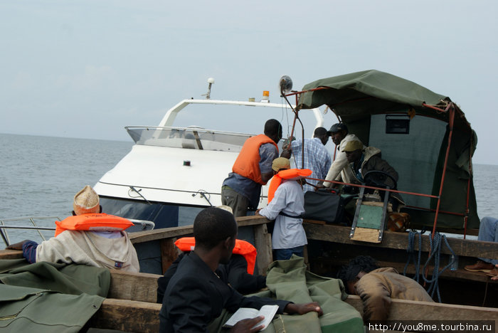 переход пассажиров с одной лодки на другую Энтеббе, Уганда
