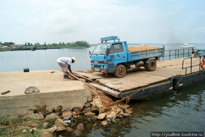 этот грузовик долго будет пытаться въехать на пристань Энтеббе, Уганда