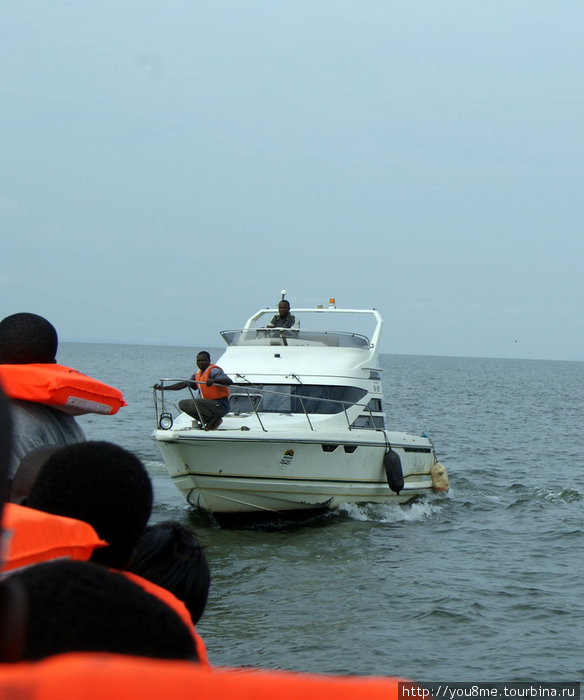 здесь, посреди озера забирают тех, кому налево Энтеббе, Уганда