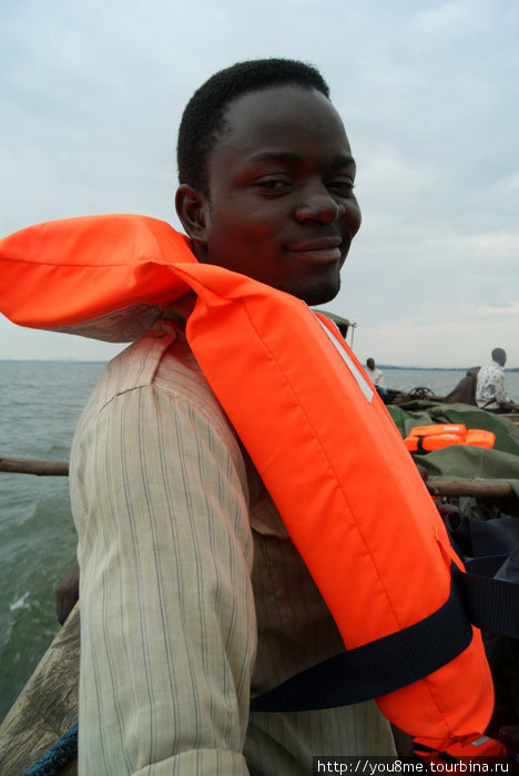гордый такой в спасжилете, а мы отказались )) рассчитывали на свое умение плавать Энтеббе, Уганда