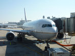 Снимок через окно терминала — наш самолет готов к приему пассажиров.
