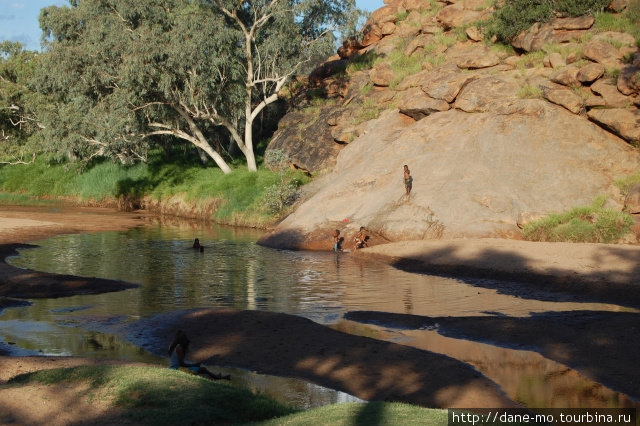 Это место не пересыхает. Тут любят купаться ребятишки местных аборигенов. Элис-Спрингс, Австралия