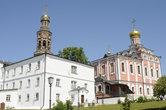 Свято-Иоанно-Богословский монастырь. Общий вид (слева направо): Братский корпус, Большая колокольня, Собор св. Иоанна Богослова.