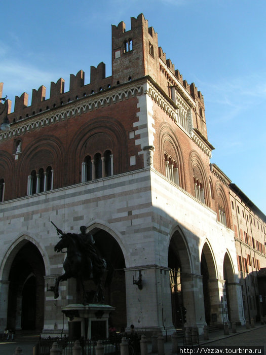 Конная статуя Фарнезе на фоне дворца Пьяченца, Италия