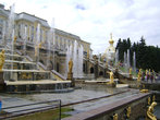 15 августа 1723 года состоялся торжественный пуск фонтанов Большого каскада — это памятное событие ежегодно отмечается в Петергофе как традиционный праздник фонтанов