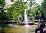 Рядом с аллеей, ведущей к дворцу Монплезир, расположен фонтан «Солнце»