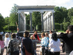 Львиный каскад представляет собой бассейн, окруженный монументальной колоннадой из четырнадцати 8-метровых гранитных колонн