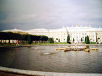 Фонтан Посейдон с диковинными плюющимися водой золотыми рыбками перед южным фасадом Большого дворца
