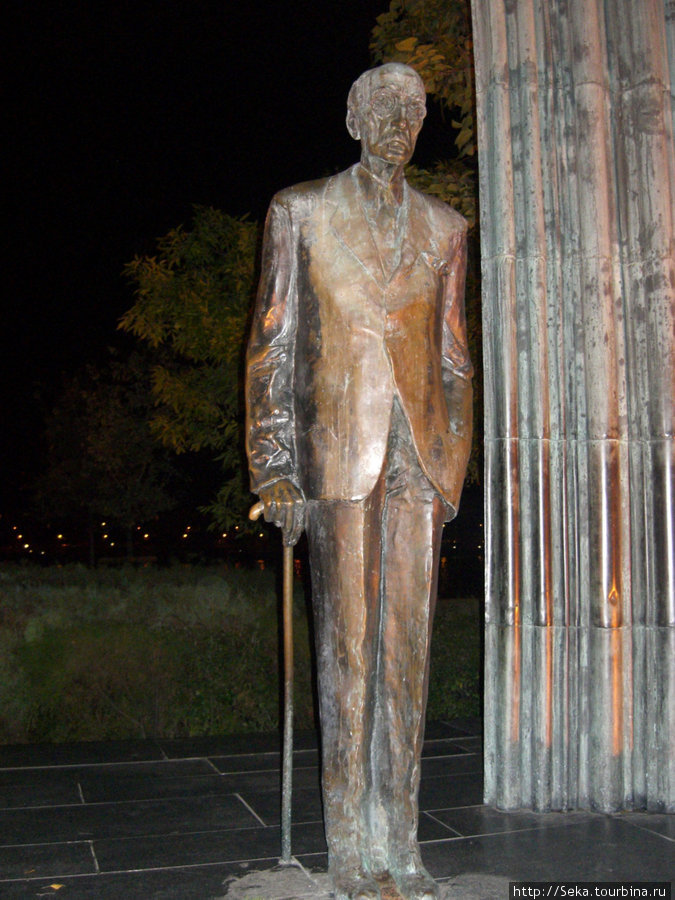 Памятник М. Каройи. Фото сделано во время вечерней прогулки Будапешт, Венгрия