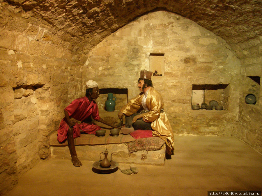 Купец пришёл в келью к монаху-огнепоклоннику. Сураханы, Азербайджан