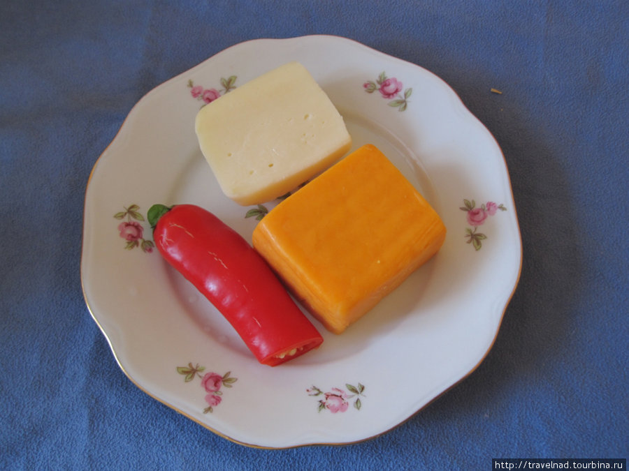 Далее понадобится сыр белый (типа адыгейского, сулугуни; мною был взят моццарелла)) и сыр чеддер (можно и белого цвета). Венесуэла