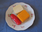 Далее понадобится сыр белый (типа адыгейского, сулугуни; мною был взят моццарелла)) и сыр чеддер (можно и белого цвета).