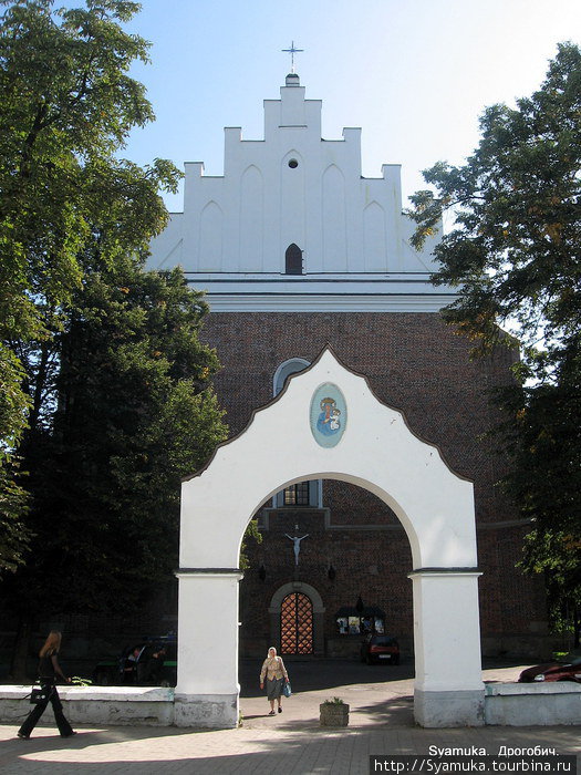 Главные ворота ведут на территорию костела. Дрогобыч, Украина