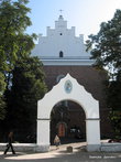 Главные ворота ведут на территорию костела.
