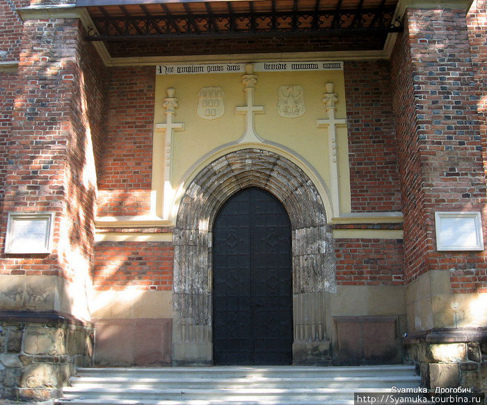 Над входом слева — герб Дрогобыча — девить соляных бочек. Дрогобыч, Украина