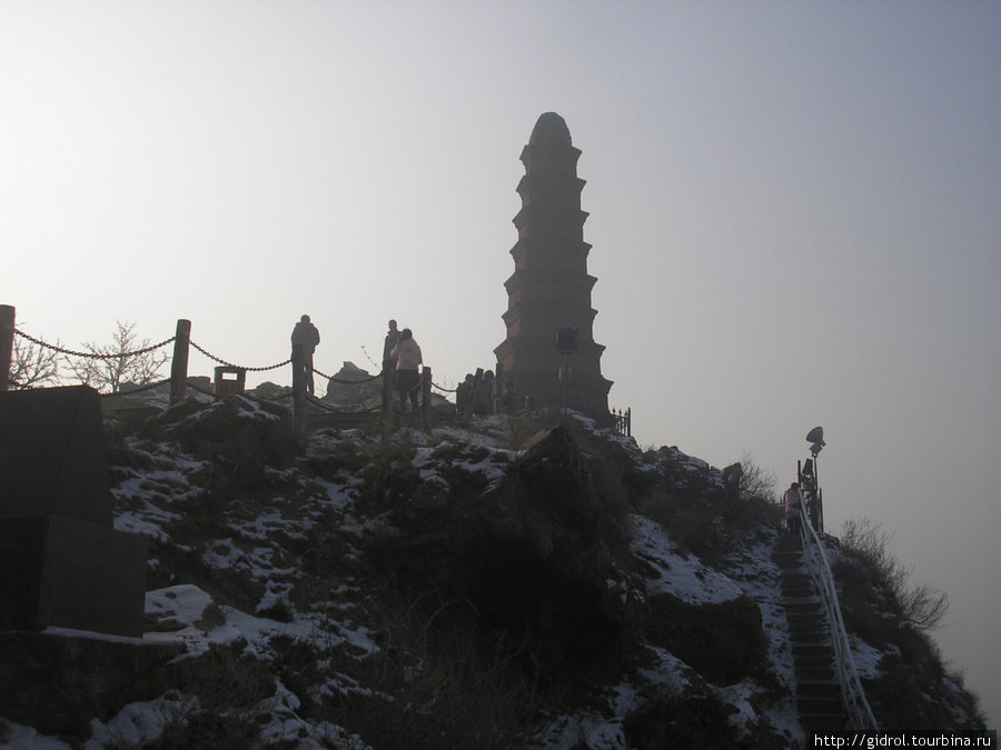 Пагода из красного кирпича стоит на самом верху горы. Урумчи, Китай