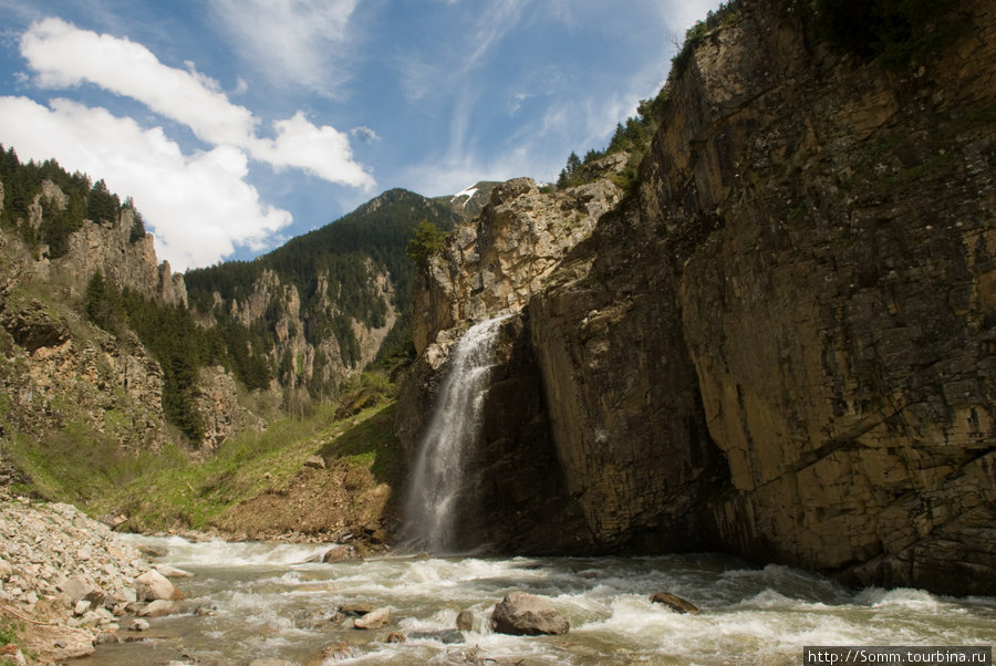 Безымянный водопад на безымянной речке. У причерноморских турок так много этого добра, что они даже не удостоились собственного имени. Узунгёль, Турция