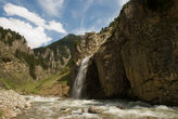 Безымянный водопад на безымянной речке. У причерноморских турок так много этого добра, что они даже не удостоились собственного имени.