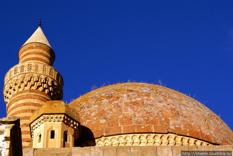 Минарет и купол мечети Восточная Анатолия, Турция