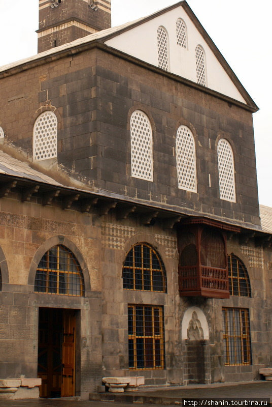 Вход в главное здание мечети