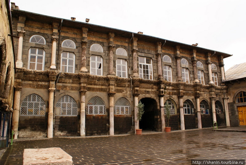 Здание во дворе мечети Диярбакыр, Турция