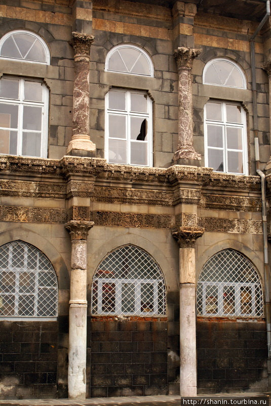 Двухэтажное здание у мечети