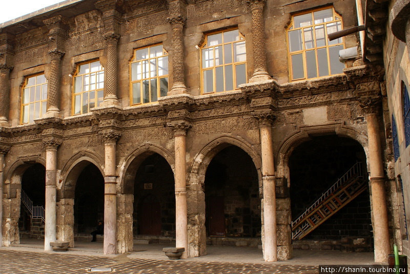 Здание с арками напротив мечети Диярбакыр, Турция