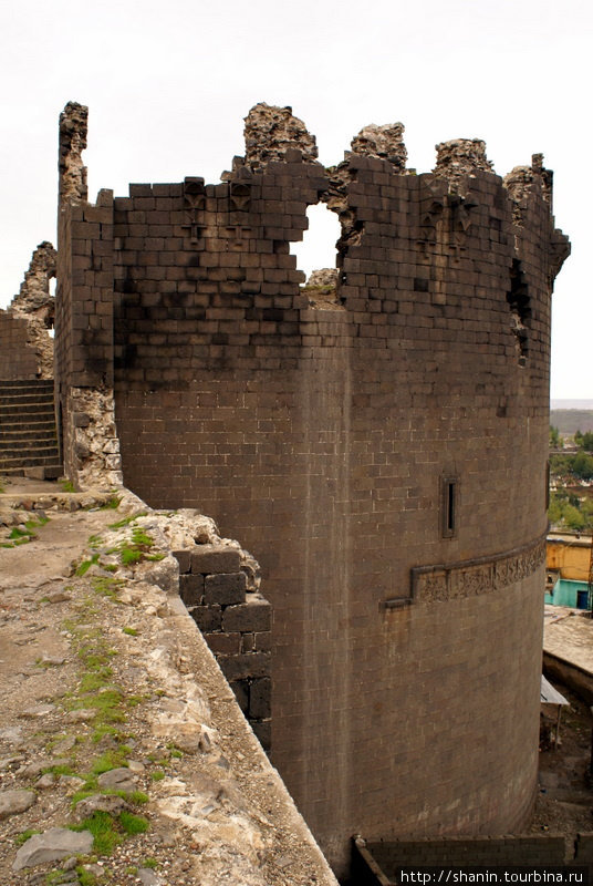 Почти сохранившаяся башня Диярбакыр, Турция