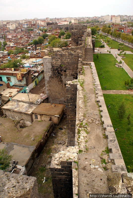 С одной стороны оот стены — парк, с другой — жилые кварталы Диярбакыр, Турция