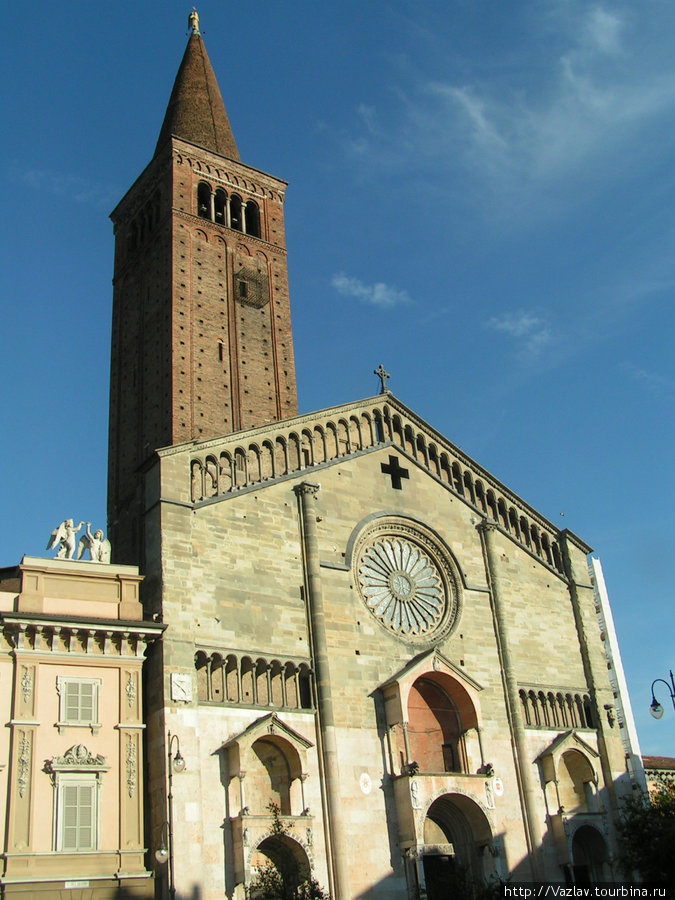 Фасад собора со стороны площади Пьяченца, Италия