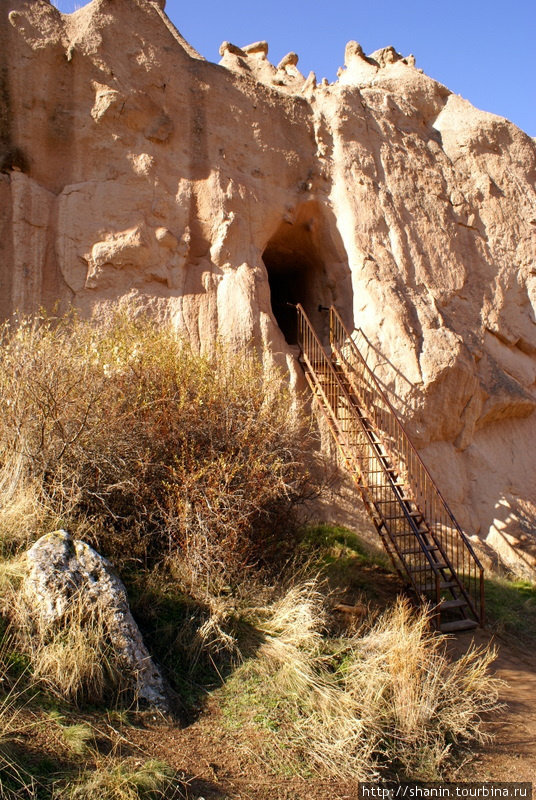 Лестница к входу в пещеру Чавушин, Турция