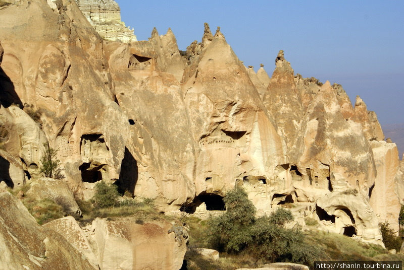 Скалы и пещеры в долине Зелве Чавушин, Турция