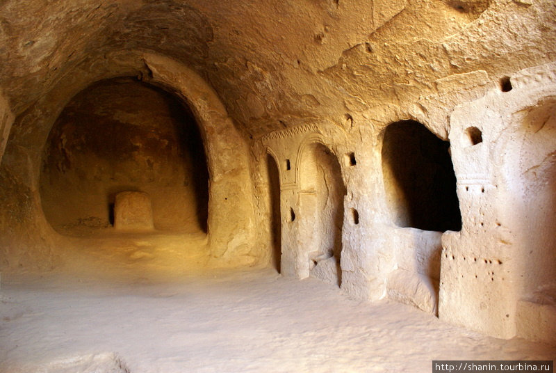 В пещерной церкви Чавушин, Турция