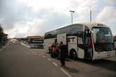 автобус привозит всех к подножию Этны, где на высоте 1900 метров над уровнем моря располагается горнолыжная база.