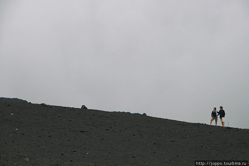 За 27,5 евро на подвесной канатке всех забрасывают на высоту 2500 метров. Вулкан Этна Национальный Парк (3350м), Италия