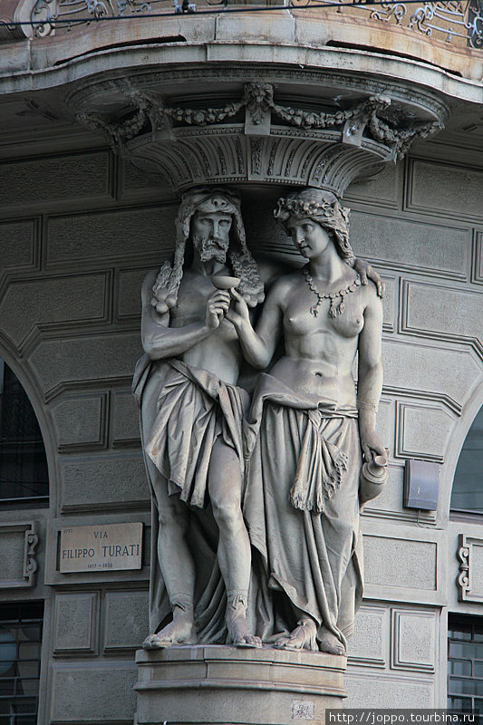 Пьющие обнажённые люди на фасаде миланского дома Милан, Италия