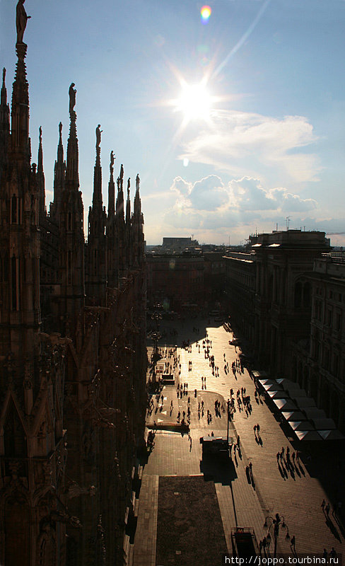 За 8 евро можно подняться на крышу, чтобы получше рассмотреть статуи на фасаде. Милан, Италия