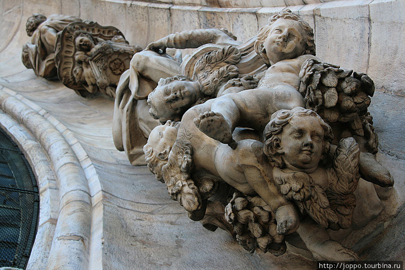 Одних только статуй в соборе насчитывается 3400 штук. Милан, Италия