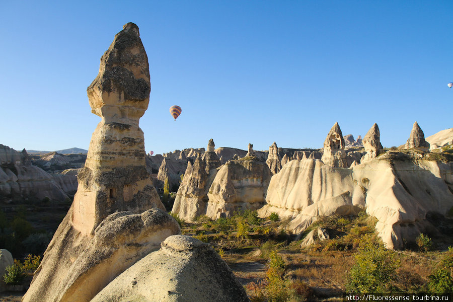 Камины фей бывают самой разнообразной формы и главное, что их объединяет — темная верхушка из базальта. Зачастую природные изваяния лишаются своей шапки и тогда эррозия превращает их в пирамиду. Каппадокия - Гереме Национальный Парк, Турция
