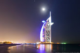 Довольно неплохо смотрится знаменитый Бурж аль-Араб, один из самых роскошных отелей в мире. Здание стоит в море на расстоянии 280 метров от берега на искусственном острове