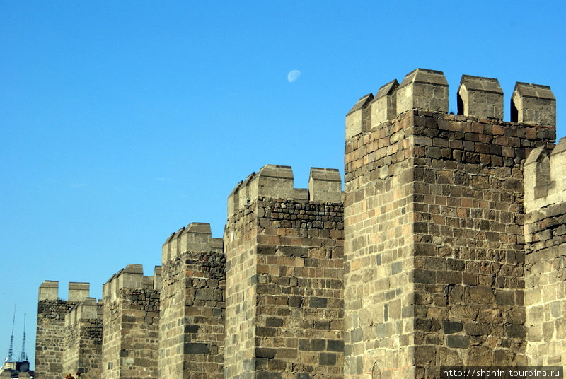 Луна над крепостью Кайсери Кайсери, Турция