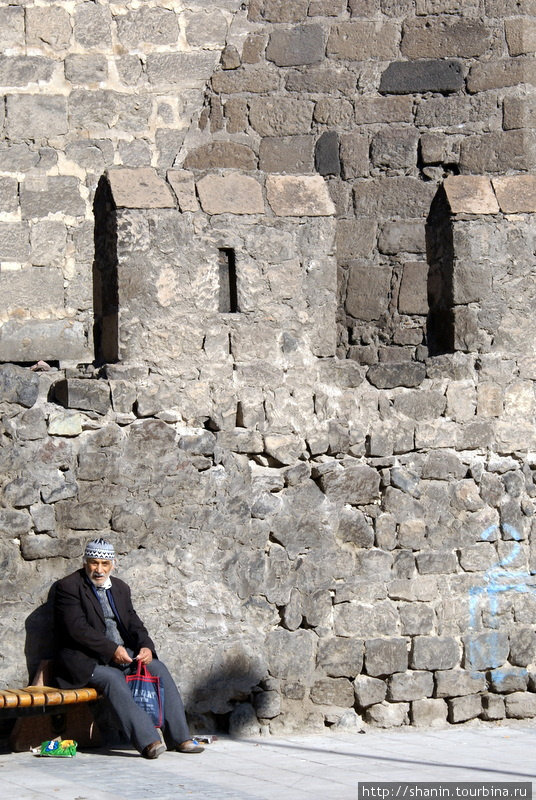 Старик на лавочке Кайсери, Турция