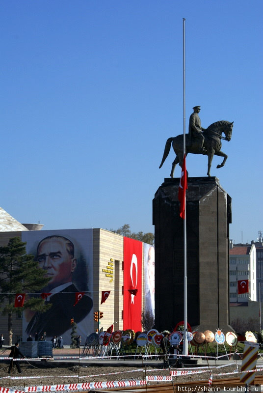 Памятник Ататюрку и Ататюрк на стене Кайсери, Турция
